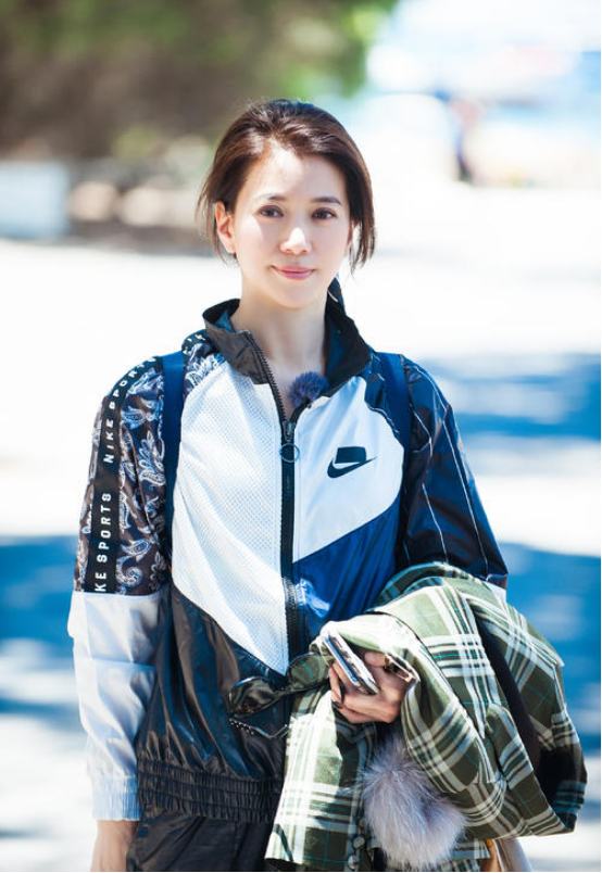 袁咏仪全身大牌也不浮夸,私服造型随性又休闲,很适合直接照着穿_腾讯