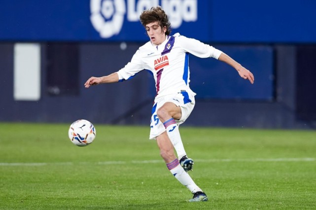 据《马卡报》报道,巴萨正在关注塞维利亚小将布莱恩-吉尔(bryan gil)