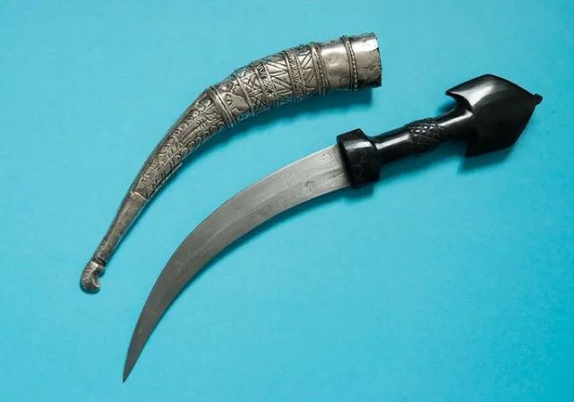 伊拉克南部湿地男孩成人礼——双刃弯刀