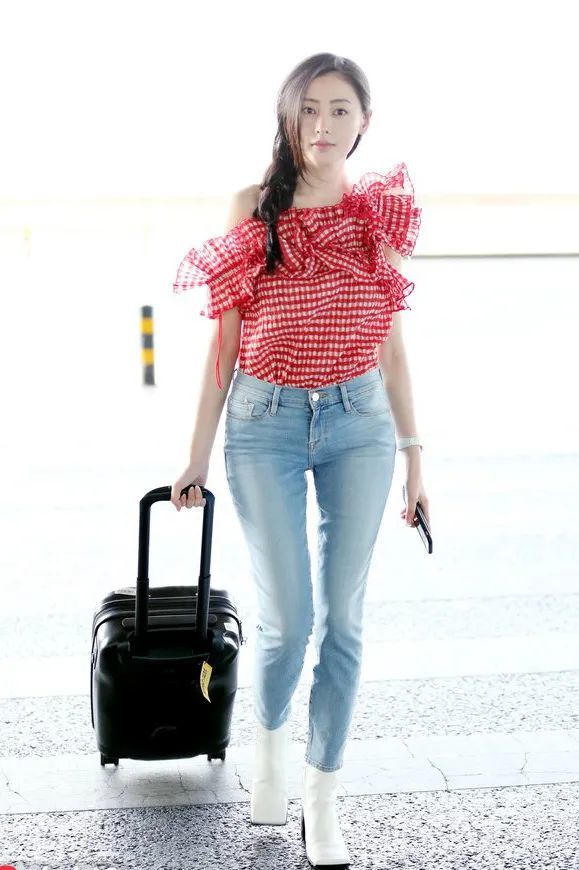 看起来超完美的女明星张天爱就有假胯宽的问题,她可是出了名的爱健身