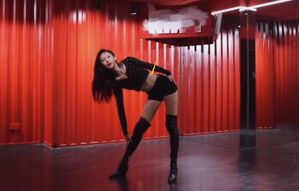 35岁张俪跳性感热舞还劈叉穿超短裤露出纤细长腿被夸是尤物