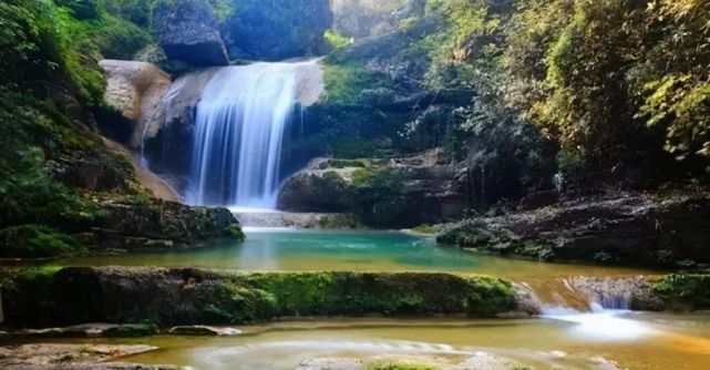 打开腾讯新闻,查看更多图片 >环江牛角寨瀑布景区,又名凤凰山瀑布景区