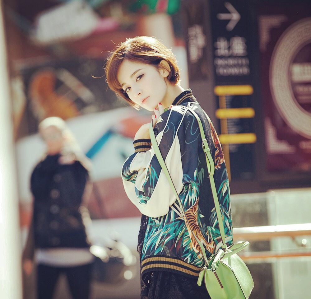 无印女星丨古力娜扎造型太酷了,利落裤装蓬松,造型帅气飒爽