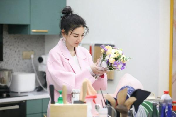 《怦然再心动》黄奕与男嘉宾约会高甜爆表 众姐妹起哄酸倒一片