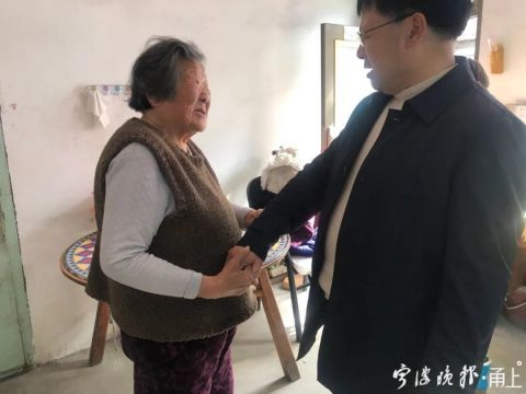 张永新给村民派发过年红包村民周振荣说,张书记除了过年给他们每人发
