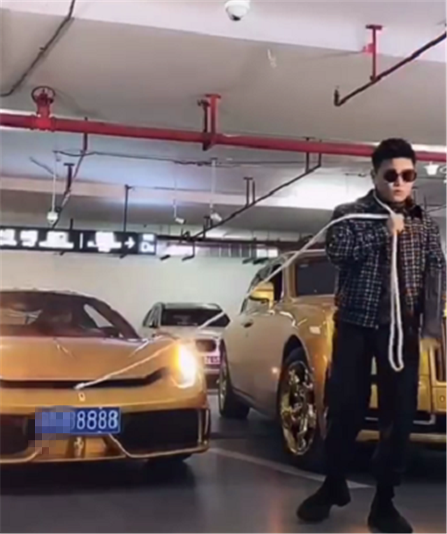 用张越的法拉利和劳斯莱斯去拍视频车头处牵绳现场拉着走