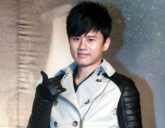 38岁张杰独自过年除夕凌晨发文表思念丢下怀孕妻子很想家人