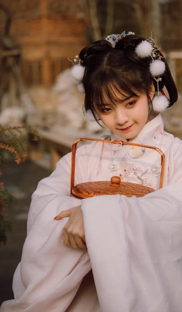 00后汉服模特走红网络,一颦一笑皆是古韵风情,这也太美了吧_腾讯新闻