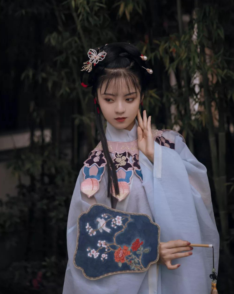 00后汉服模特走红网络,一颦一笑皆是古韵风情,这也太美了吧_腾讯新闻