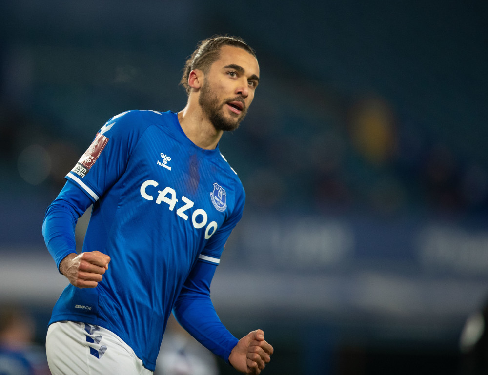 2月10日,埃弗顿队球员卡尔弗特-卢因在进球后庆祝.