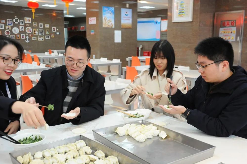 就地过年暖在身边茶话会包饺子吾心安处是吾乡