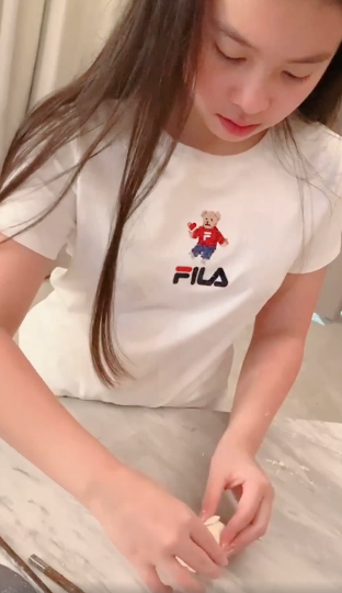 刘涛女儿变小厨娘,花式蒸枣馒头网友狂夸赞