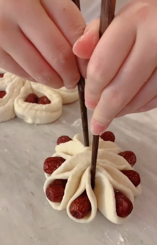 刘涛女儿变小厨娘花式蒸枣馒头网友狂夸赞