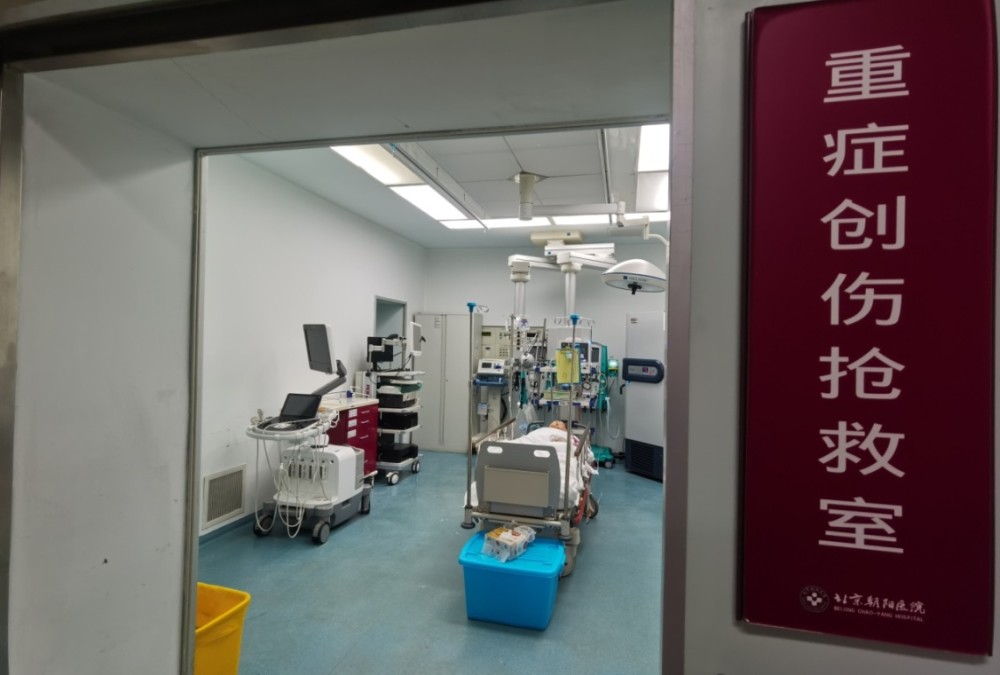 北京朝阳医院抢救室中单独被隔开的发热患者邱越/摄由于天气寒冷,有些