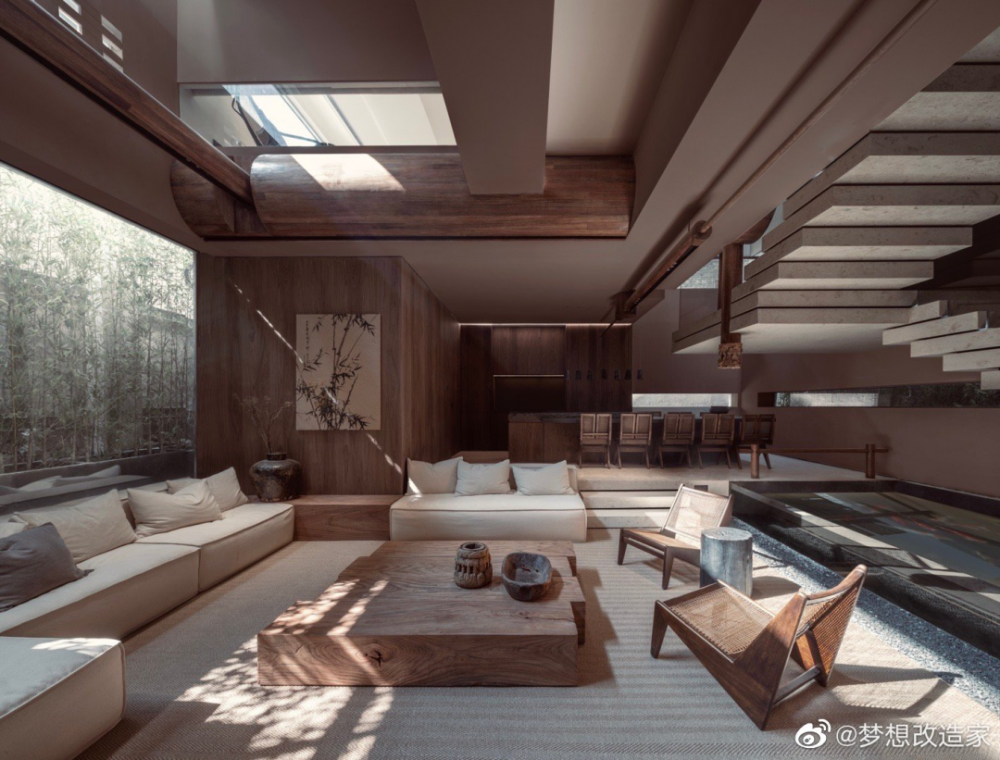 原本的老房四水归田的格局,被保留在客厅区域中,下沉式的设计让全家人