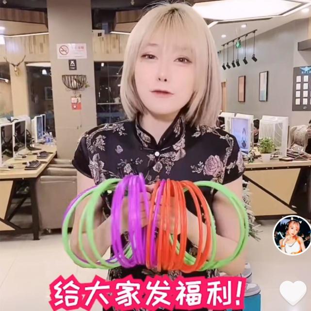 御姐女陪玩比心咬米真实素颜首次曝光看清模样后懵了