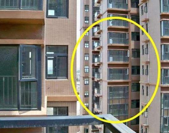 凸阳台就是住宅向外伸出的悬挑梁板,或者是悬挑板作为阳台的衔接