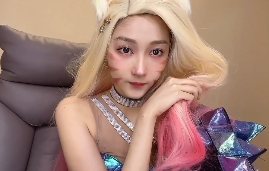 关晓彤全套挑战cos阿狸玩家非常到位人美妆也甜