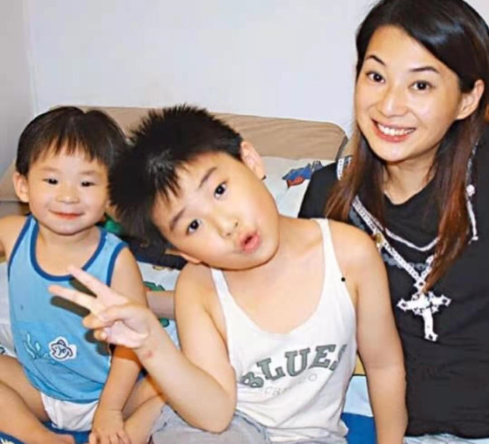 说回妈妈陈伶俐,当初她带着两个儿子再婚刘颂铭,其实一开始有不少人是