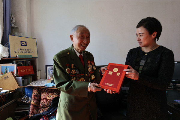 图说:向刘石安等老战士颁发思政辅导员聘书