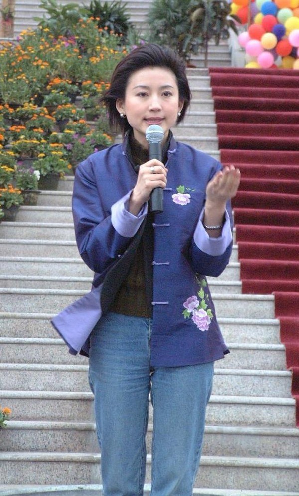 王小丫就算穿的有点土,但看着却一点都不丑,感觉还挺有个性的