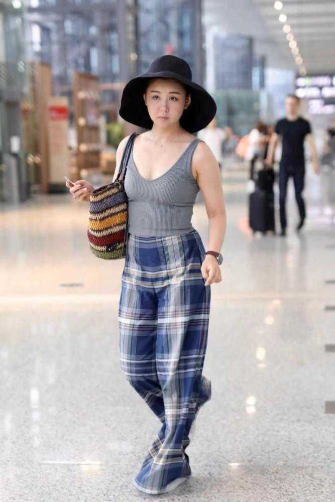 李小萌身材丰满又敢穿灰色修身背心配阔腿裤穿出优越比例