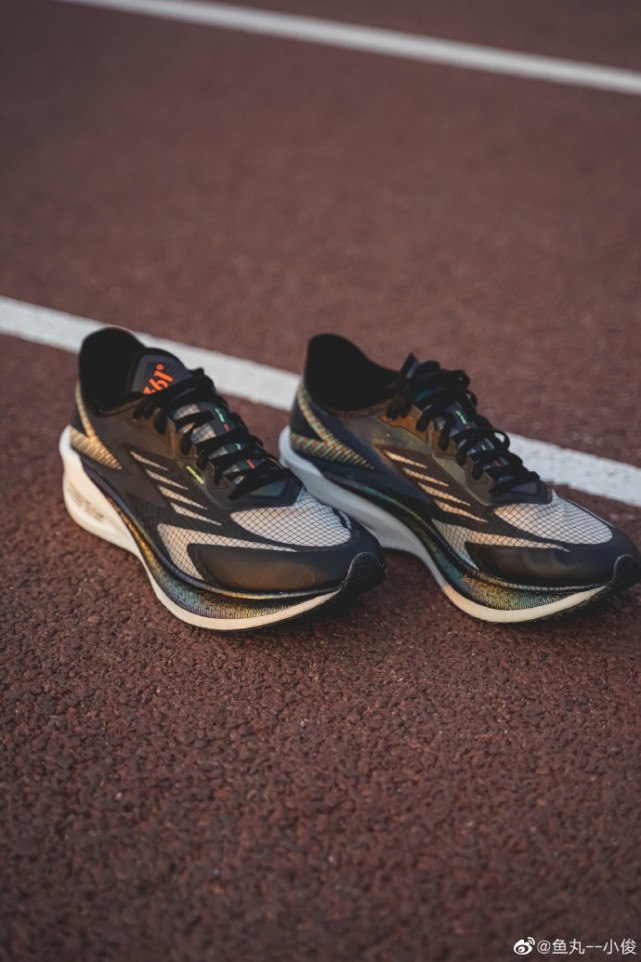 361度首双碳板跑鞋曝光这颜值我愿称之为国产第一帅