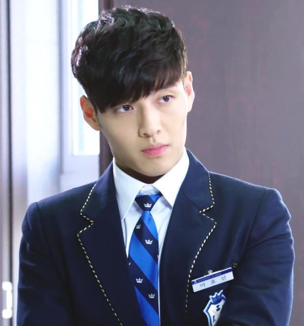 姜河那在2006年出道后,出演了多部脍炙人口的作品,如《继承者们》