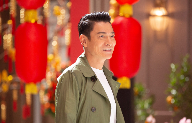 1995年,刘德华在央视春晚的舞台上演唱《忘情水》,相信是不少80后印象