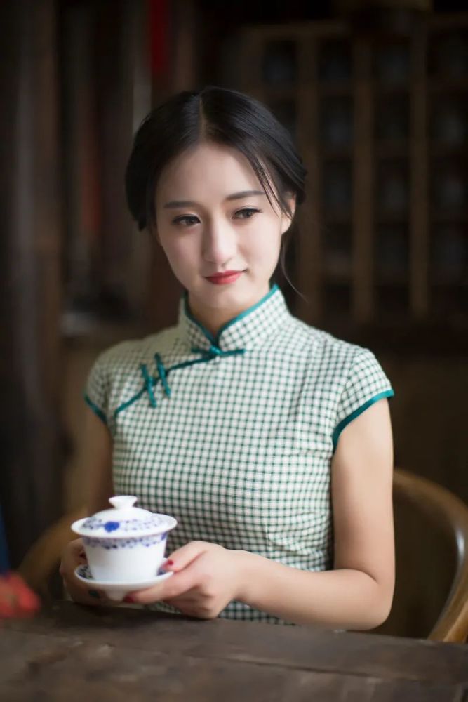 每个女人都有一个旗袍梦,穿旗袍的女子都是看不厌的风景_腾讯新闻