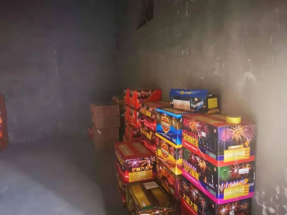 经调查取证,我局对销售和购买烟花爆竹的违法人员分别做出相应的行政