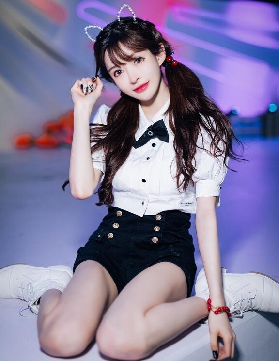 王羽杉晒美照庆祝粉丝破100万却因腿毛被嫌弃忘记修图了