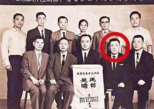 此人是香港黑帮大佬生了13个儿子其中一个叫向华强