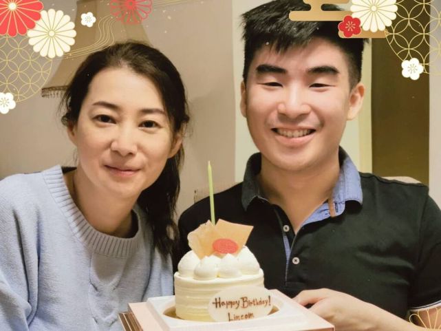 44岁港姐陈伶俐为儿子庆生母子同框似姐弟二婚带两子嫁富豪