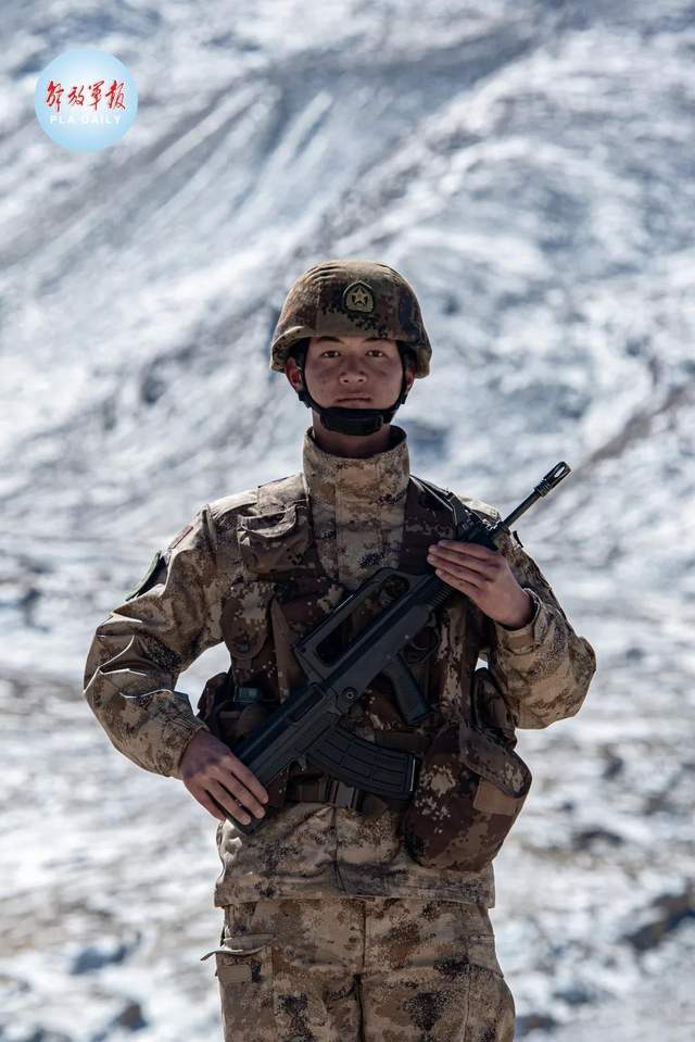 王述東 攝西藏軍區某旅春節前,神仙灣邊防連官兵在戰位上站崗.