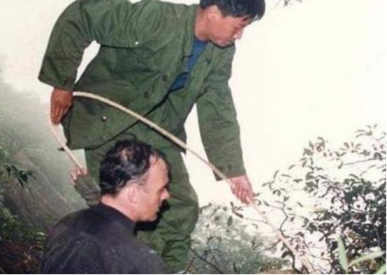 广西|广西两位村民：进山采药意外发现飞机残骸，揭开尘封52年的历史