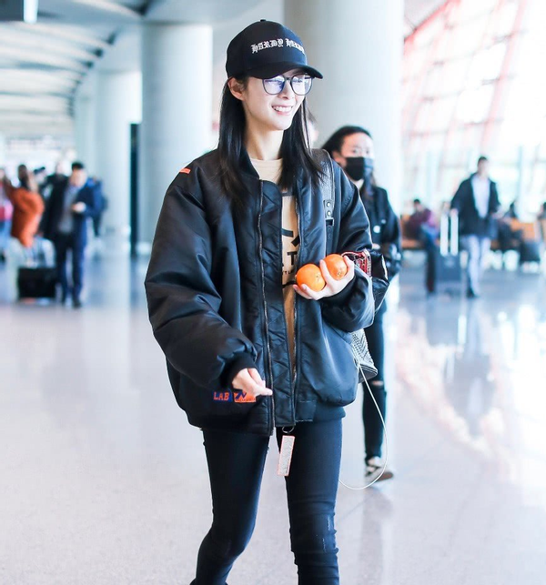 34岁白冰好温柔,圆领卫衣穿出优雅知性,简简单单却超显气质