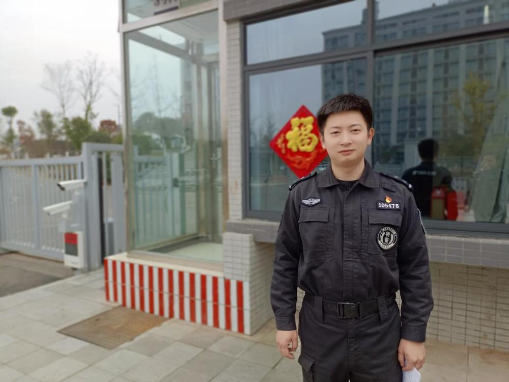 封面新春牛你过年丨四川南充特警粮草官张世杰氛围组担当让队友们吃一