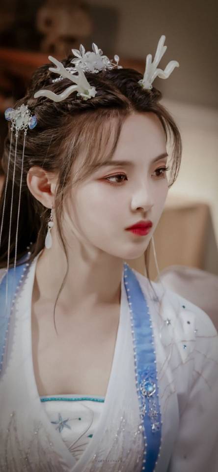 杨超越美图欣赏完美无瑕的建模脸