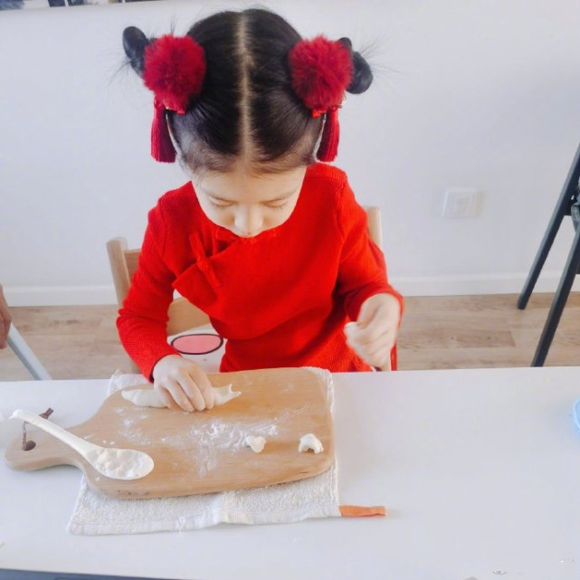 张梓琳挺孕肚上春晚,4岁女儿在家包饺子做糕点,等妈妈"凯旋"