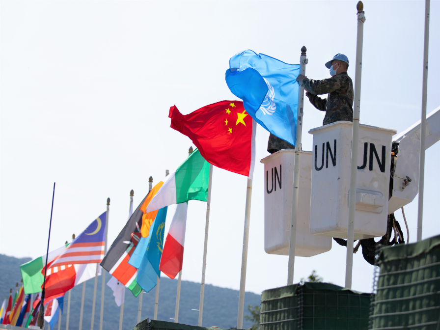 在第19批赴黎巴嫩维和指挥部万国旗场,中国维和官兵正在挂联合国会旗
