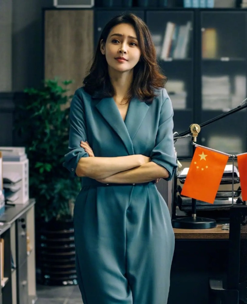 于明加衣品越来越好 穿白色连衣裙如少女 不规则裙摆显腿长