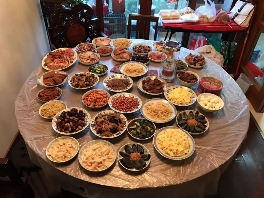 各地发出"就地过年"的倡议 减少大规模人员流动 年夜饭在家吃将成为