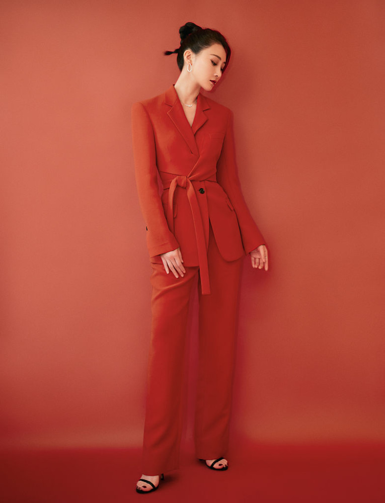 林鹏一身开年红首登央视春晚眉眼透露飒气气质卓越