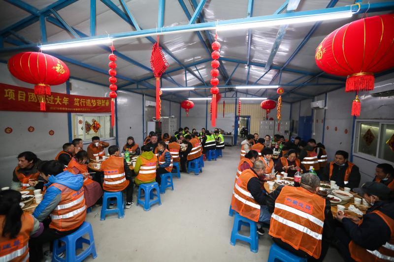 80多人在中建三局华东公司瑞虹10号项目工地食堂里吃年夜饭.