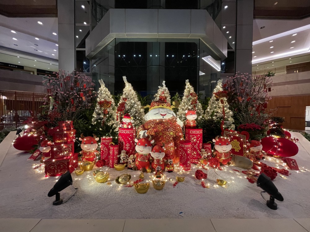 酒店内装饰了不少牛年春节的摆设,年味十足.