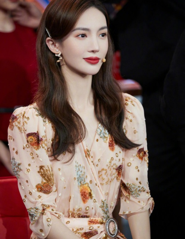 金晨造型好贵气身穿碎花长裙配栗色卷发又一次美出新高度