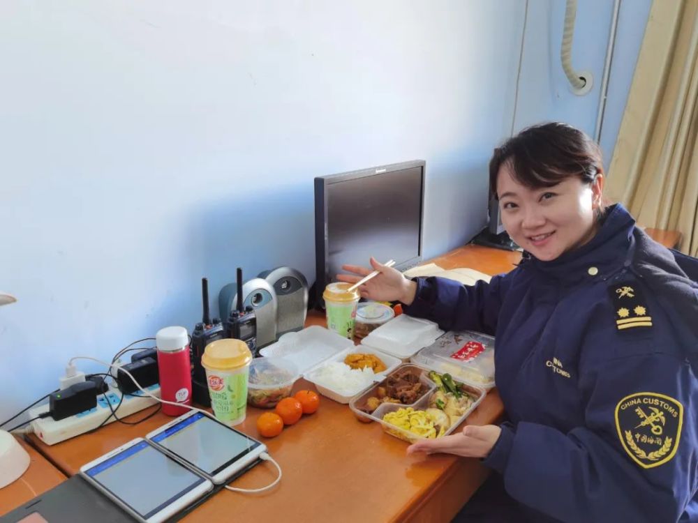 除夕,石家庄海关所属曹妃甸海关就地过年关员在食堂举办"迎新春 包