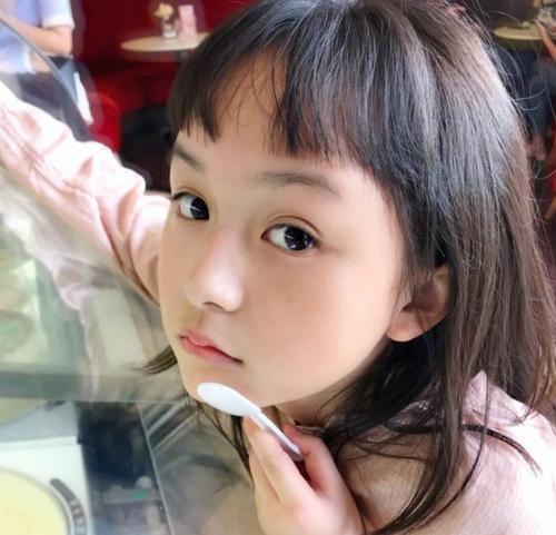 不到1岁就登上杂志封面,2岁出道6岁走红,这个小女孩挺不简单