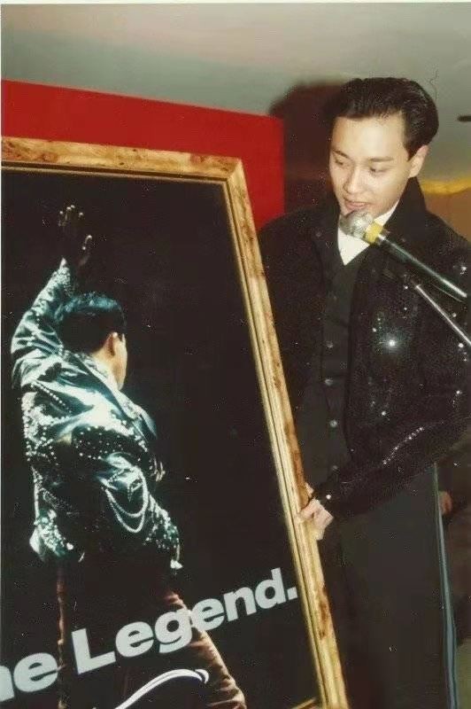 唐鹤德晒旧照迎新年!跟张国荣穿情侣唐装配一脸,年轻时颜值真帅